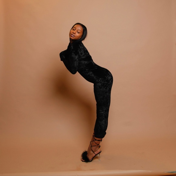 Beautiful women’s velour dress with gloves. - Picture 4 of 5